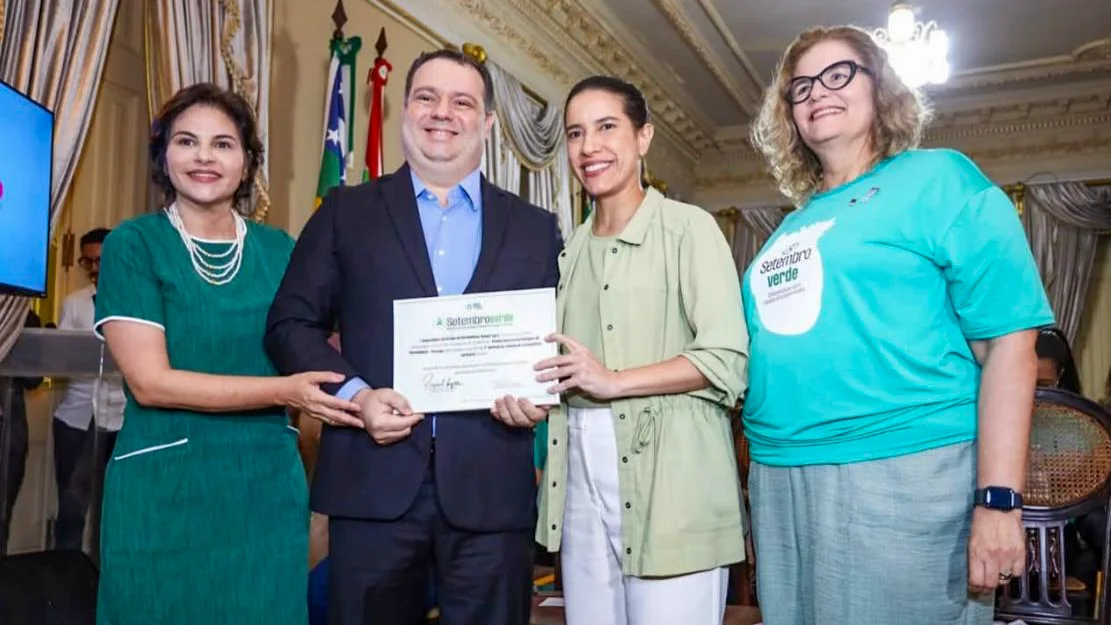 A governadora de Pernambuco, Raquel Lyra, o coordenador do Programa de Transplante Cardíaco do Procape, Dr. Frederico Browne, entre outros gestores do Governo do Estado.