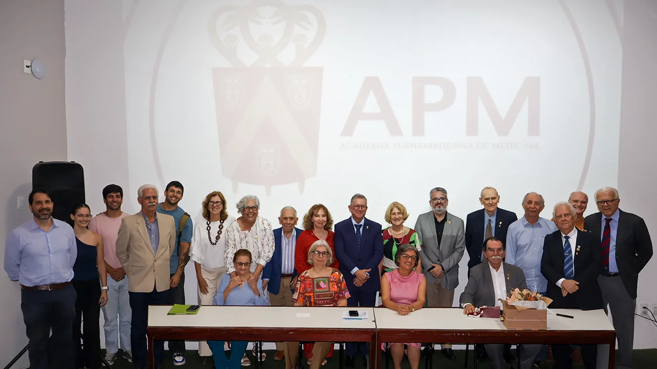 A reitora da UPE, Socorro Cavalcanti, o presidente da Academia Pernambucana de Medicina, Antônio Peregrino, acadêmicos e profissionais de saúde durante o evento.