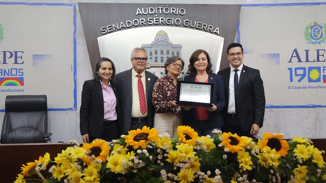 Parlamentares e gestores do Governo do Estado e da Universidade de Pernambuco, durante o evento no auditório da Assembleia Legislativa