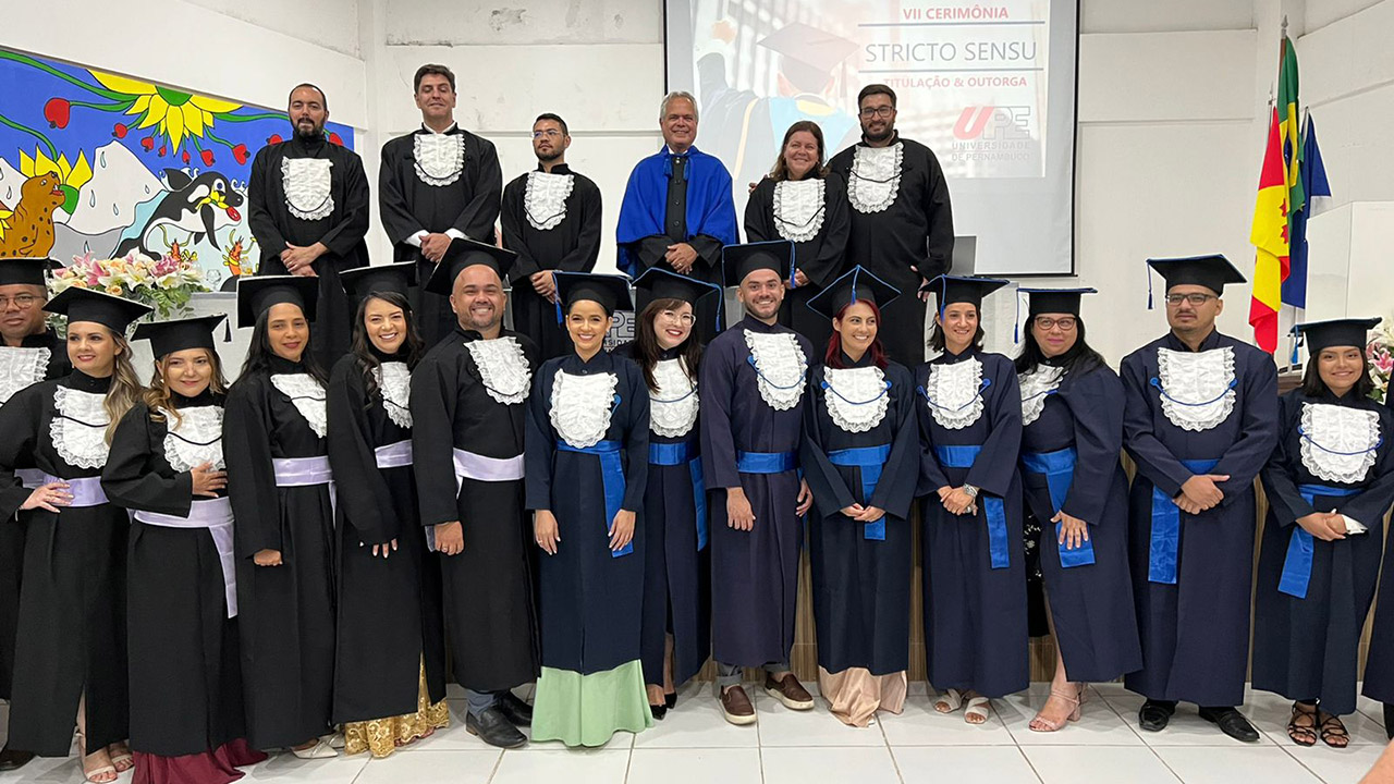 Comunidade acadêmica da Universidade de Pernambuco (UPE) durante a cerimônia de titulação e outorga da pós-graduação no Campus Garanhuns.