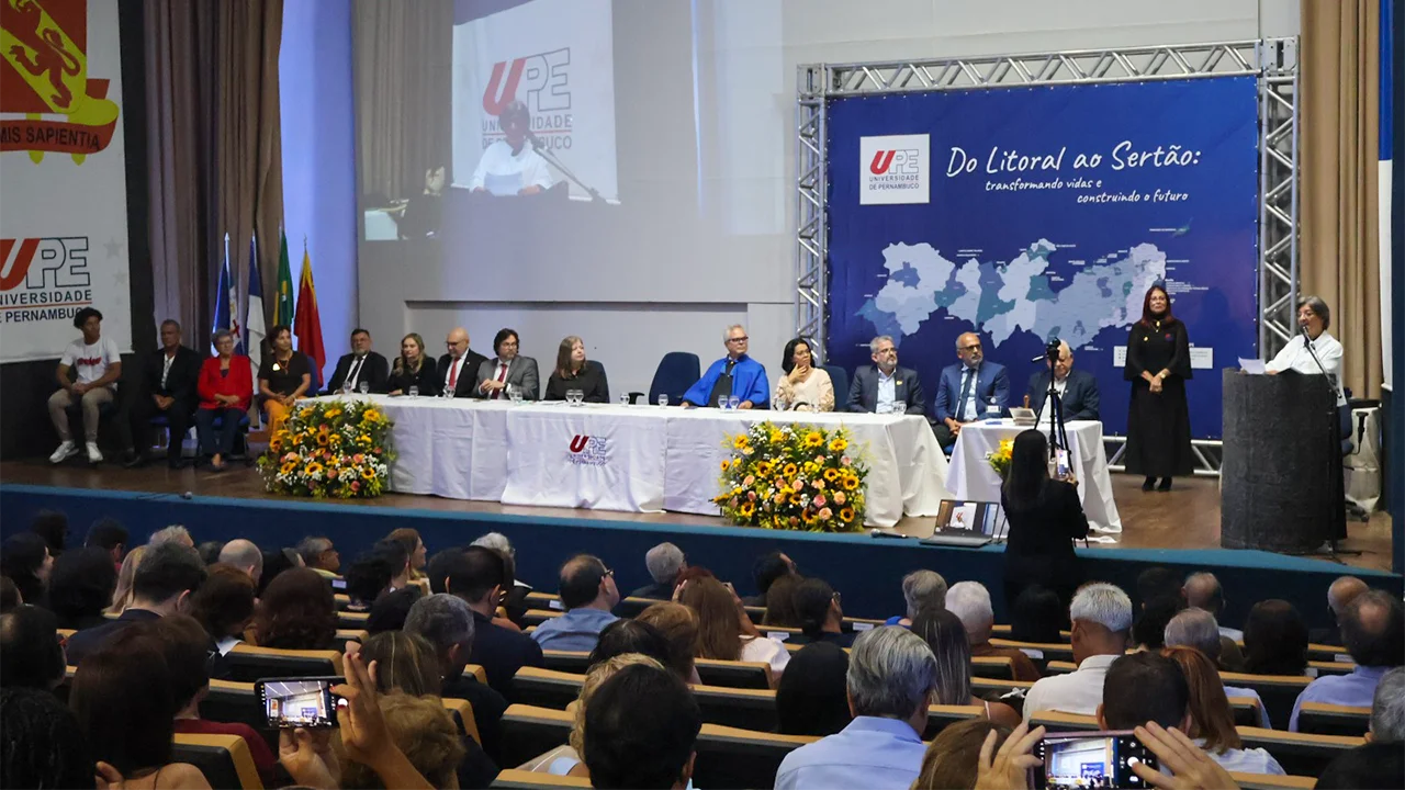Vista geral do auditório Clélio Lemos da Faculdade de Administração e Direito de Pernambuco (FCAP), durante a solenidade.