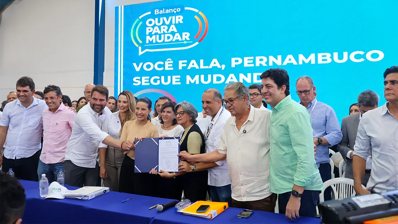 A governadora Raquel Lyra, a reitora da UPE Socorro Cavalcanti, entre outros gestores do Governo de Pernambuco e da UPE durante o evento Ouvir para Mudar.