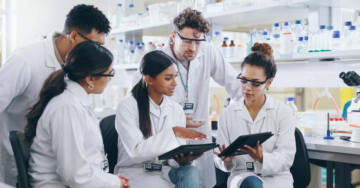 Estudantes conversando em um laboratório