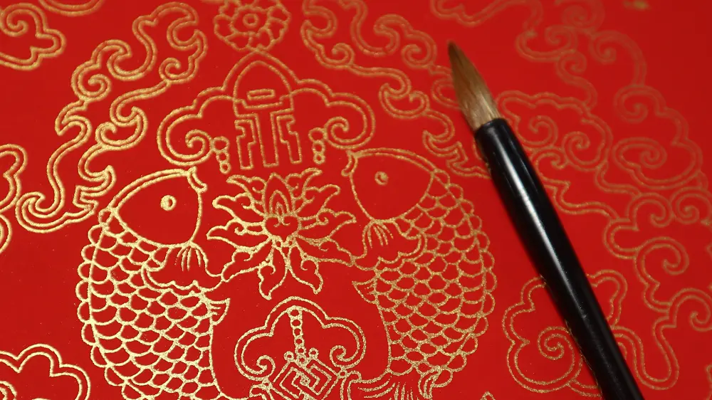 Papel de arroz vermelho com padrão dourado para caligrafia chinesa