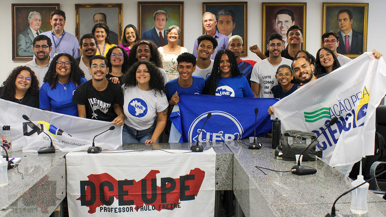 Gestores da Universidade de Pernambuco e representantes dos estudantes, durante a reunião do Conselho Universitário.