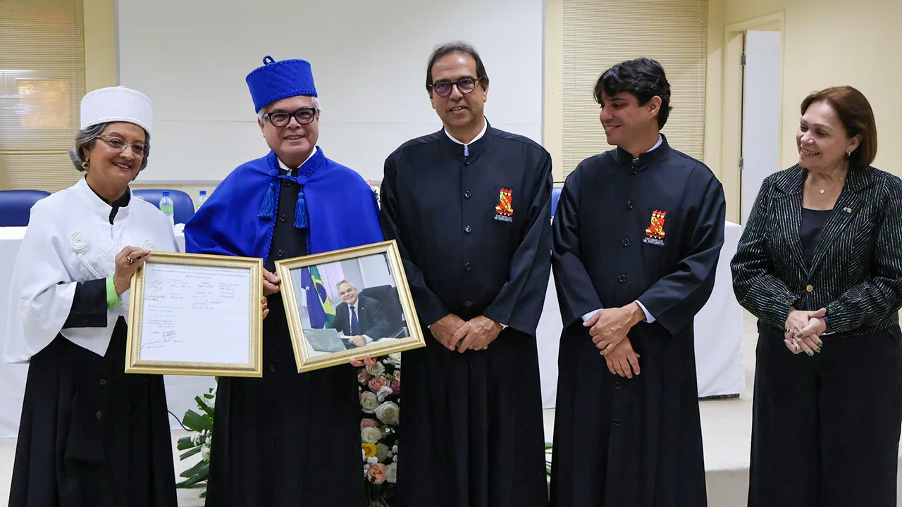 Gestores e docentes da UPE durante a solenidade de outorga do título de Doutor Honoris Causa ao professor José Roberto de Souza Cavalcanti