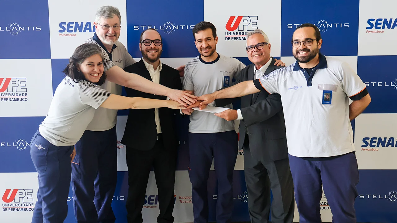 Representantes da UPE, Stellantis e SENAI-PE durante a cerimônia de assinatura do convênio entre as instituições e empresas.