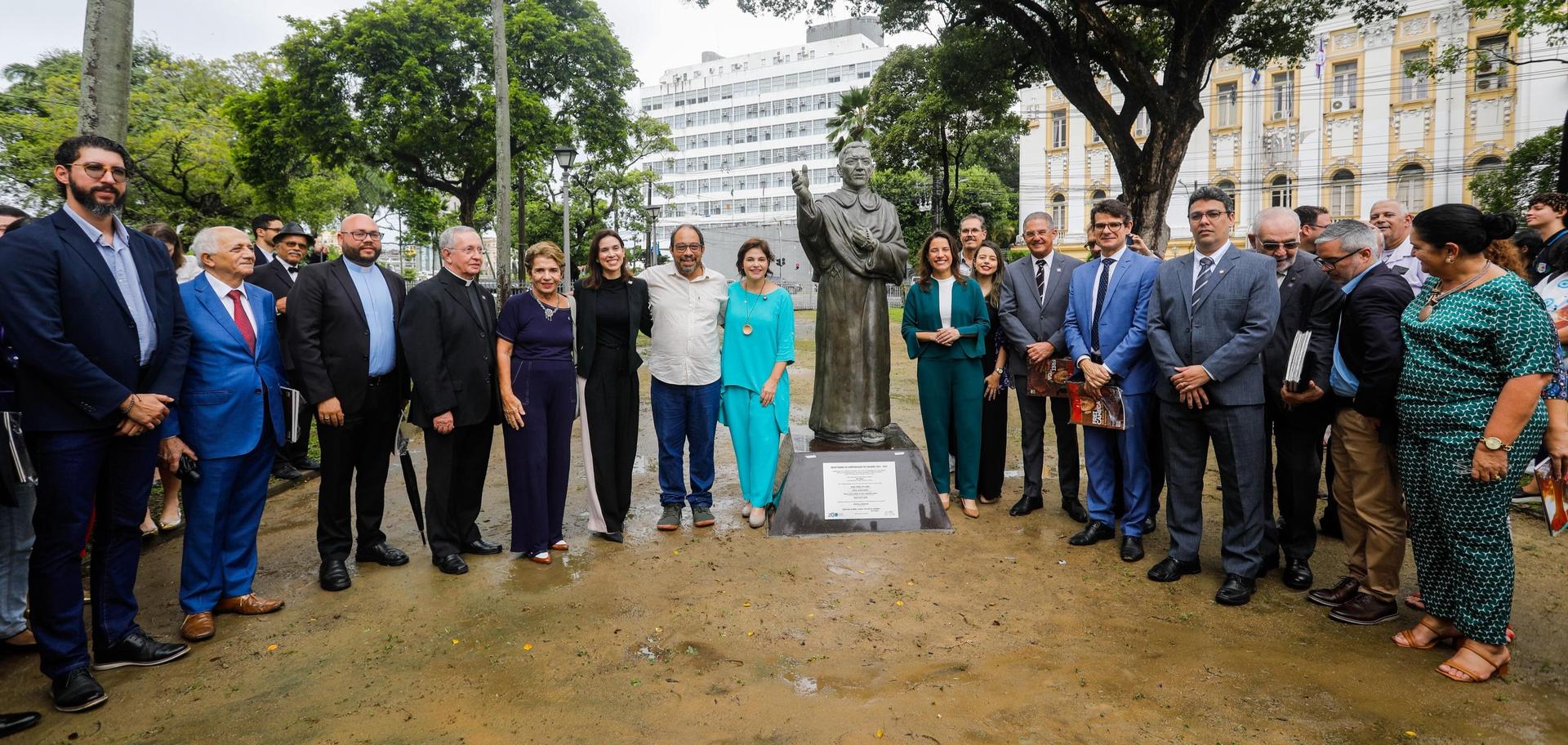 Representantes do Governo e da UPE ao lado da estátua de Frei Caneca