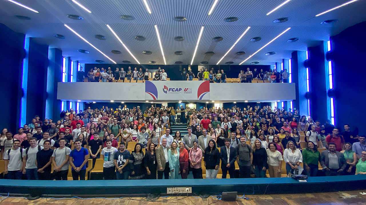 Gestores, docentes e estudantes da Universidade de Pernambuco (UPE) durante a Aula Magna do Semestre Letivo 2024.1, no auditório Clélio Lemos da Faculdade de Administração e Direito (FCAP-UPE).