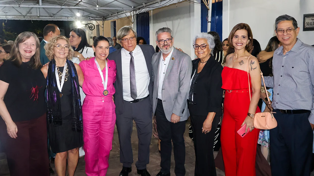 A diretora do CISAM, Benita Spinelli, e a governadora de Pernambuco, Raquel Lyra, entre outros gestores públicos e personalidades homenageadas no evento do Conselho Estadual de Educação.