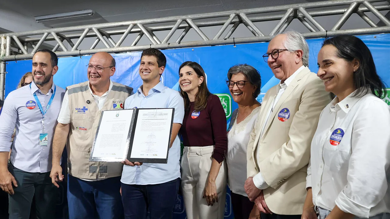 A Reitora da UPE, Socorro Cavalcanti, o prefeito do Recife, João Campos, o Secretário de Atenção Especializada do Ministério da Saúde, Mozart Sales, entre outros gestores públicos durante a solenidade.