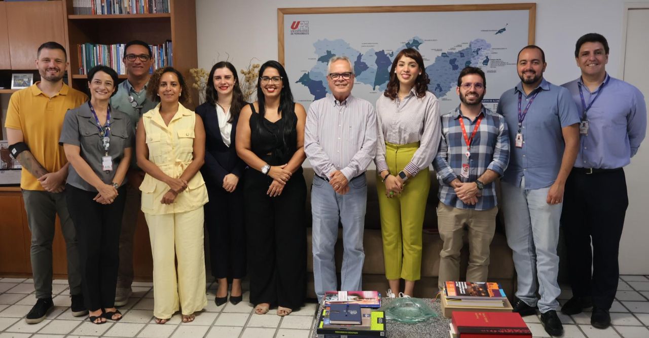 Representantes da Universidade de Pernambuco (UPE) e do Comitê Estadual de Políticas Públicas para Promoção dos Direitos dos Migrantes, Refugiados e Apátridas de Pernambuco, durante o encontro na reitoria da universidade.