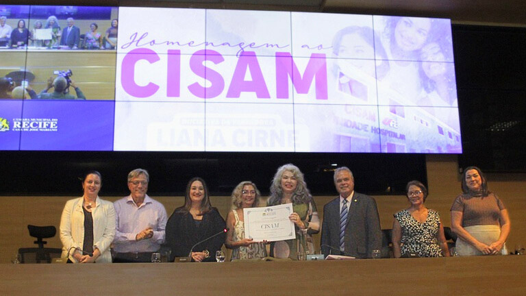 As vereadoras Liana Cirne e Aline Mariano, a Profª Maria Benita Spinelli, Gestora Executiva do CISAM, o Prof. José Roberto Cavalcanti, Vice-reitor da UPE, gestores públicos e convidados presentes na solenidade da Câmara Municipal do Recife, em homenagem ao Centro Universitário Integrado de Saúde Amaury de Medeiros (CISAM/UPE).