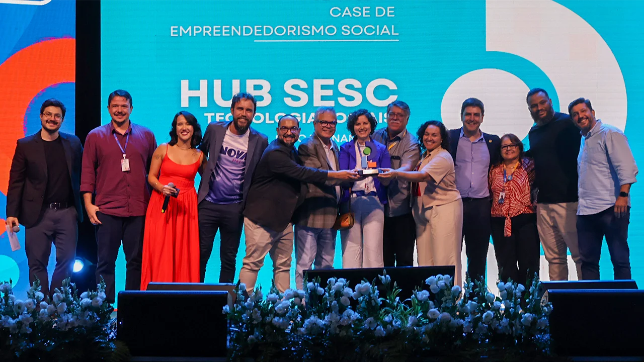 Gestores e docentes da UPE junto com representantes do SESC Pernambuco e da Prefeitura do Recife, durante o evento.