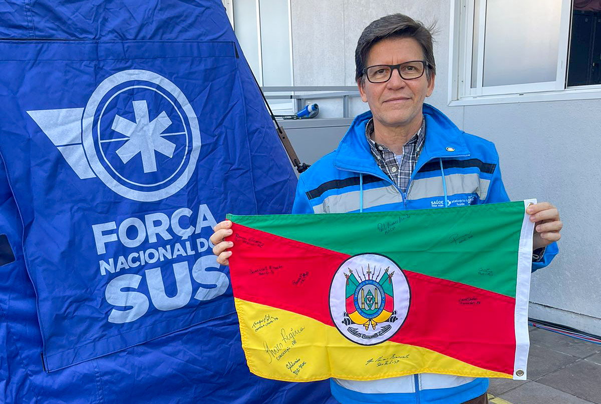 O médico da FCM Demócrito Miranda, durante sua participação no atendimento às vítimas do desastre ambiental no Rio Grande do Sul.