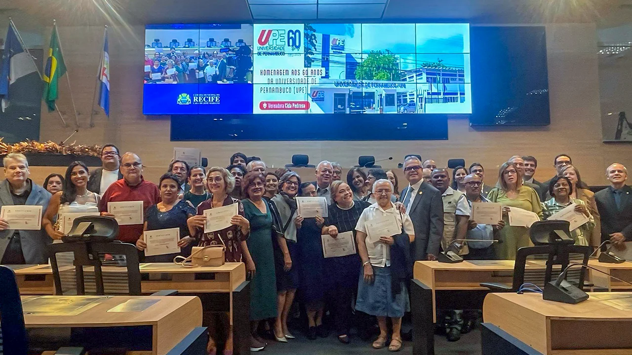 Integrantes da comunidade acadêmica da Universidade de Pernambuco durante a homenagem aos 60 anos da instituição, no Plenário da Câmara Municipal do Recife.