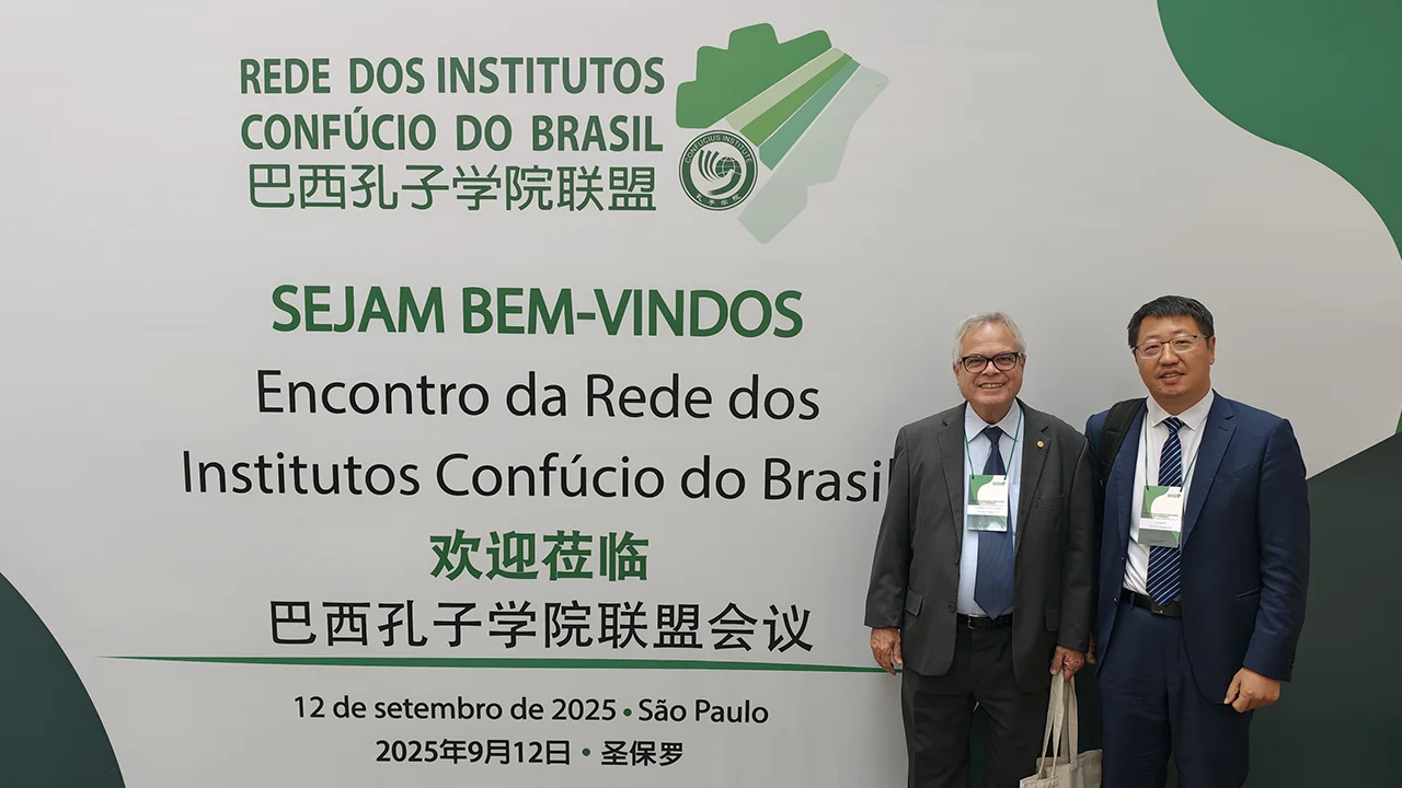 O vice-reitor da Universidade de Pernambuco (UPE), Prof. José Roberto Cavalcanti, e o Diretor Chinês do Instituto Confúcio da UPE (IC-UPE), Prof. Liu Liguang, durante o evento.