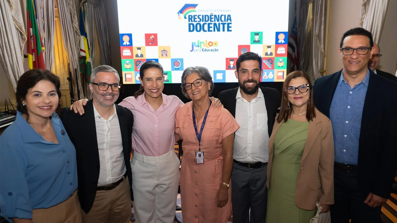 A governadora Raquel Lyra, a reitora da UPE Socorro Cavalcanti, entre outros gestores do Governo de Pernambuco e da UPE durante o lançamento do Projeto Estadual de Residência Docente