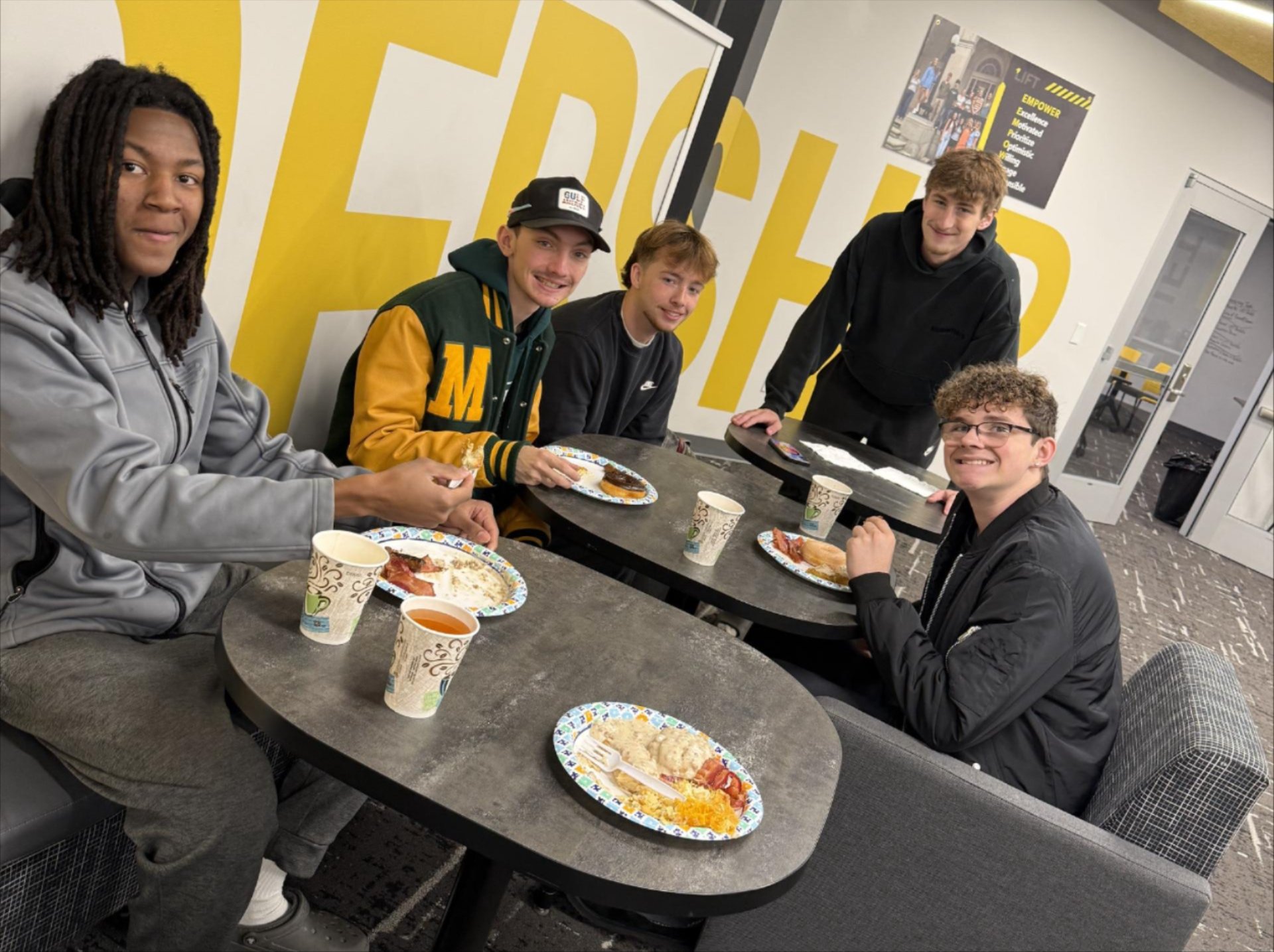 Picture of LIFT Leadership alumni lunch - students & alum eating
