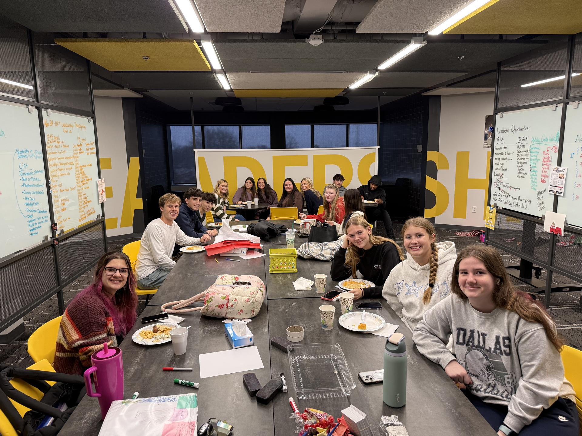Picture of LIFT Leadership alumni lunch - students & alum eating