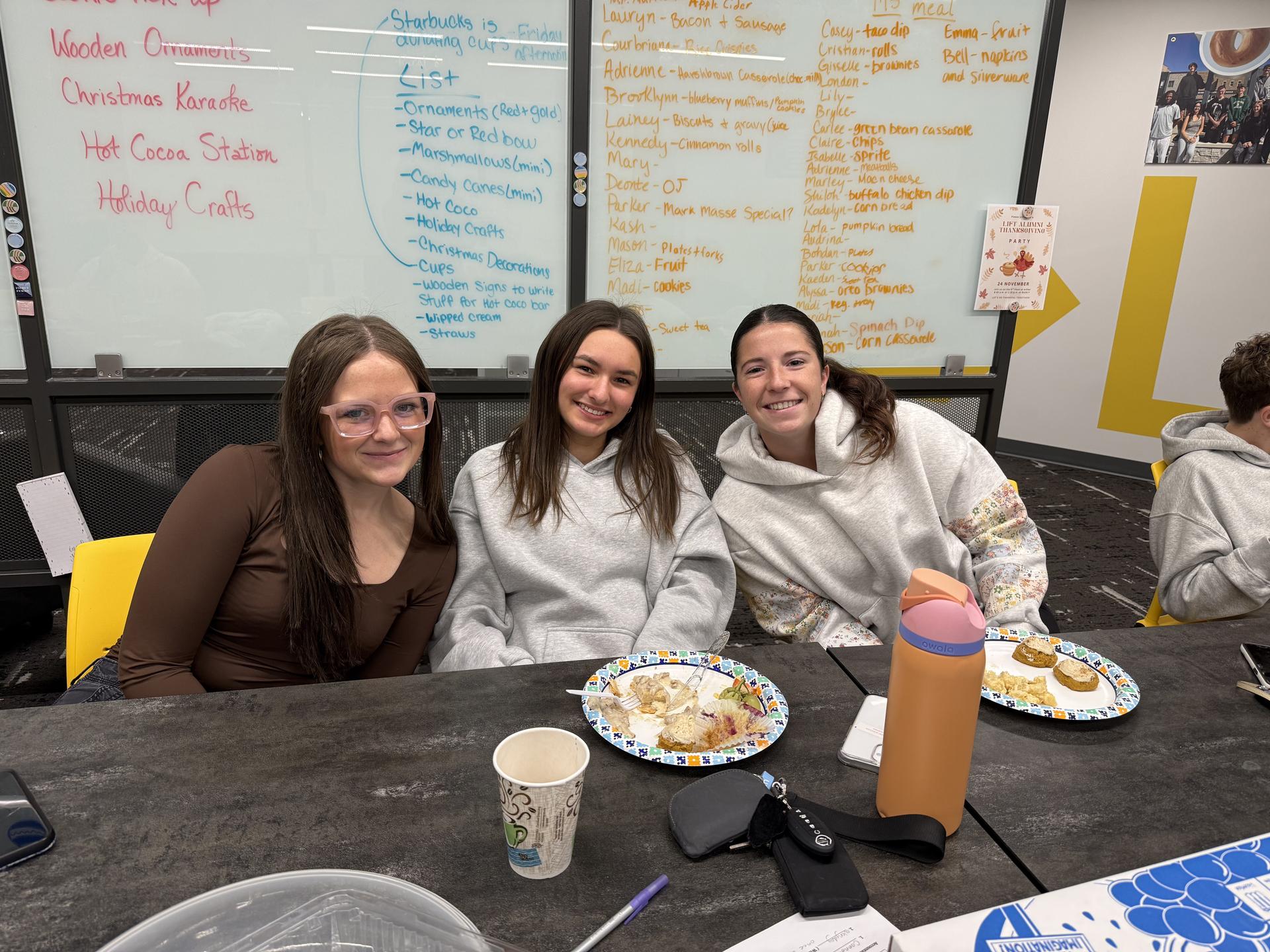 Picture of LIFT Leadership alumni lunch - students & alum eating