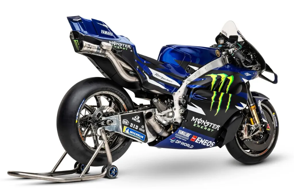 Ícones da MotoGP conduzem tocha dos Jogos de Inverno
