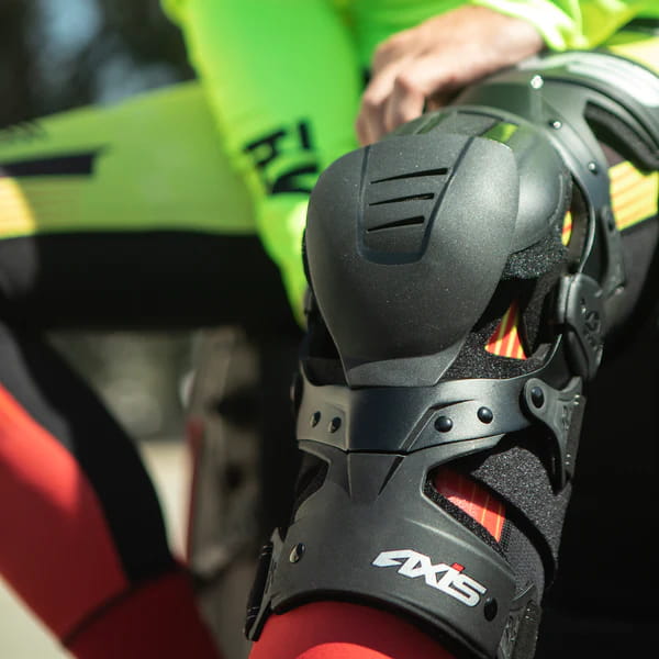 Joelheira EVS Axis Sport
