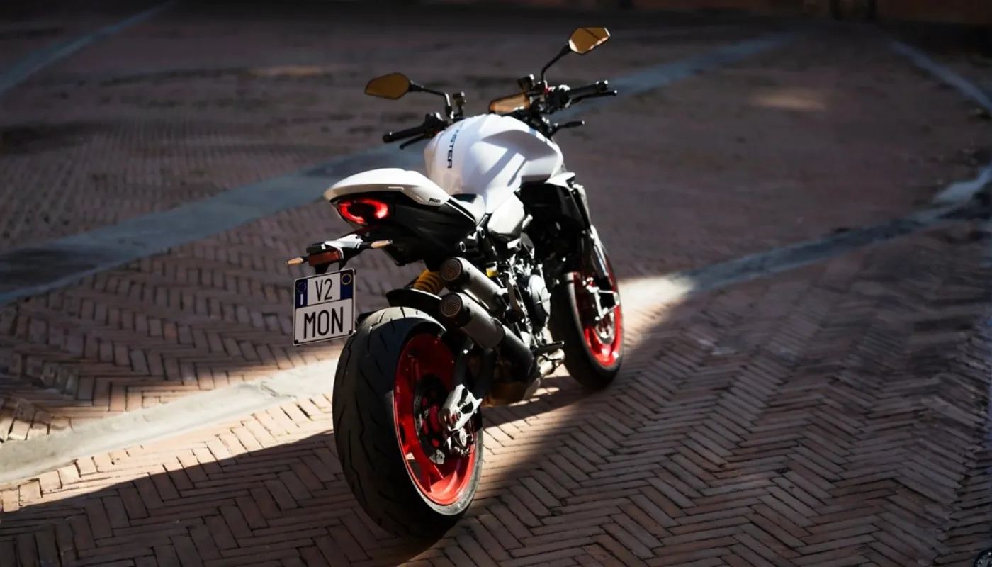 Ducati Monster V2 2026: mais leve e motor de 890cc