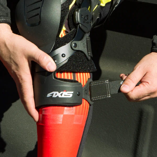 Joelheira EVS Axis Sport
