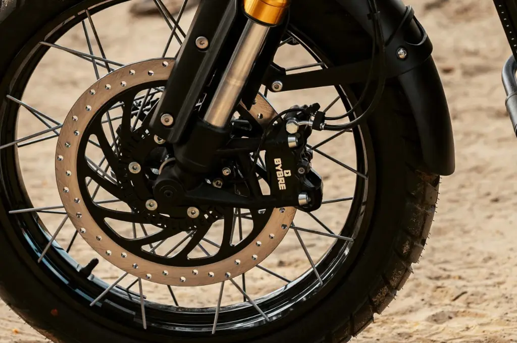 Triumph apresenta a Scrambler 400 XC no Brasil