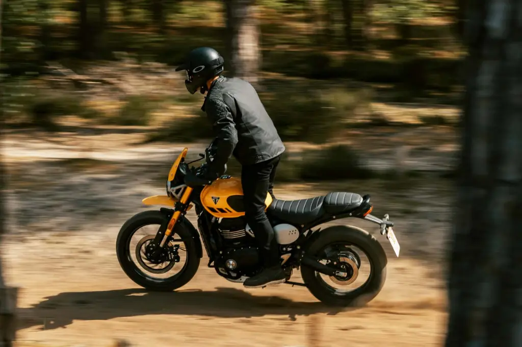 Triumph apresenta a Scrambler 400 XC no Brasil