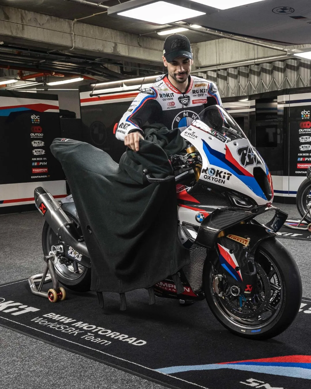 BMW apresenta nova M1000 RR 2026 para o WSBK - Foto 2