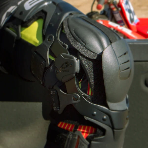 Joelheira EVS Axis Sport