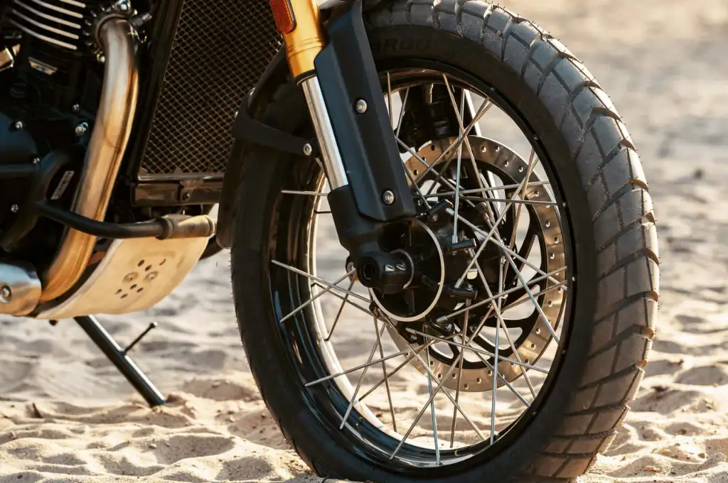 Triumph apresenta a Scrambler 400 XC no Brasil