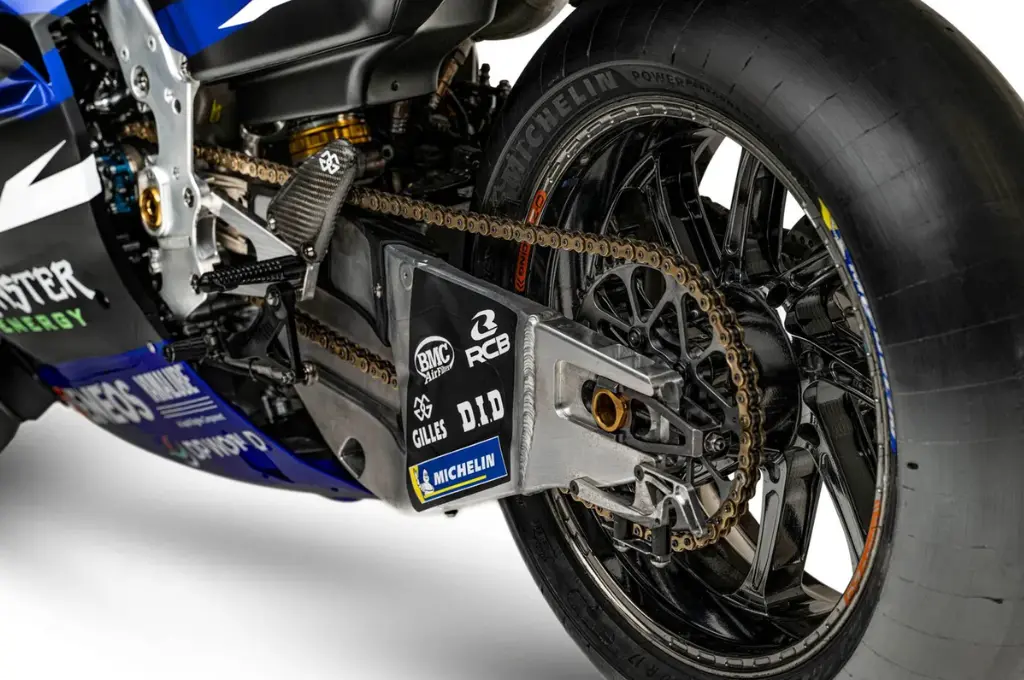 Yamaha estreia M1 V4 e revela pintura de 2026