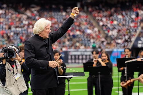 Photo of Franz Krager conducting an orchestra