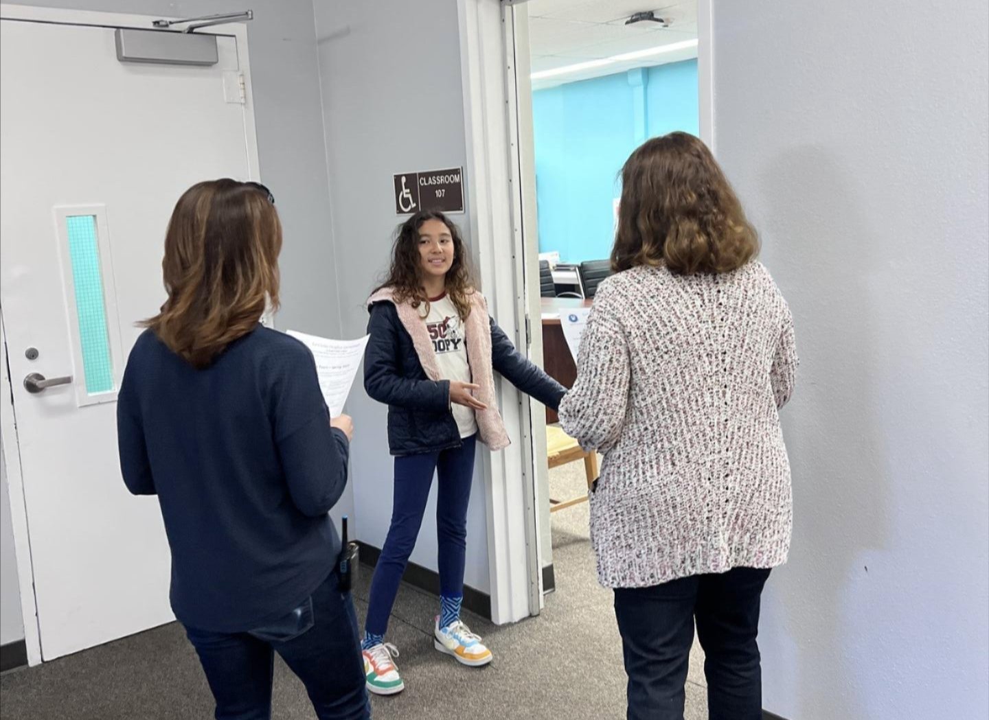 Students lead new parents during a tour.