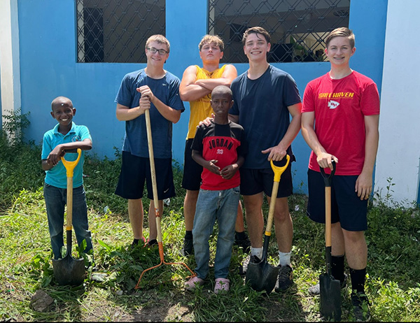 Group of Northland Christian students volunteering in Dominican Republic.