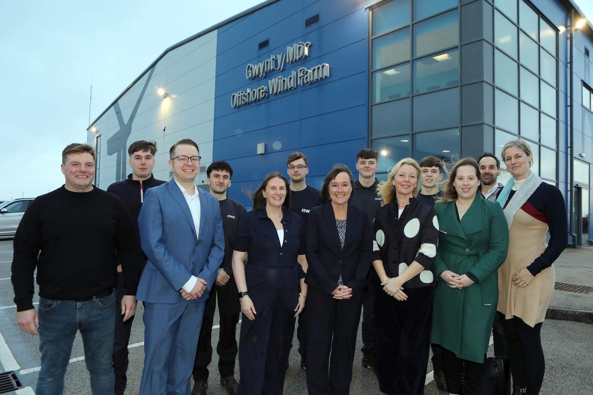 Yr Ysgrifennydd Gwladol yn cyfarfod tîm Awel y Môr yn dilyn cais CfD llwyddiannus