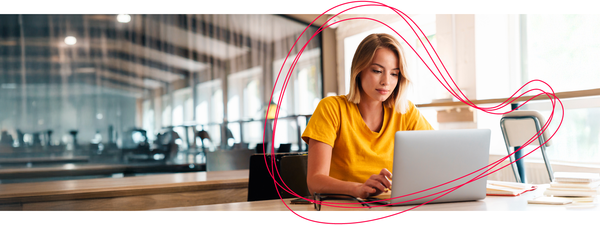 Eine Gruppe Menschen schaut gemeinsam nach unten auf etwas, das außerhalb des Bildes liegt.