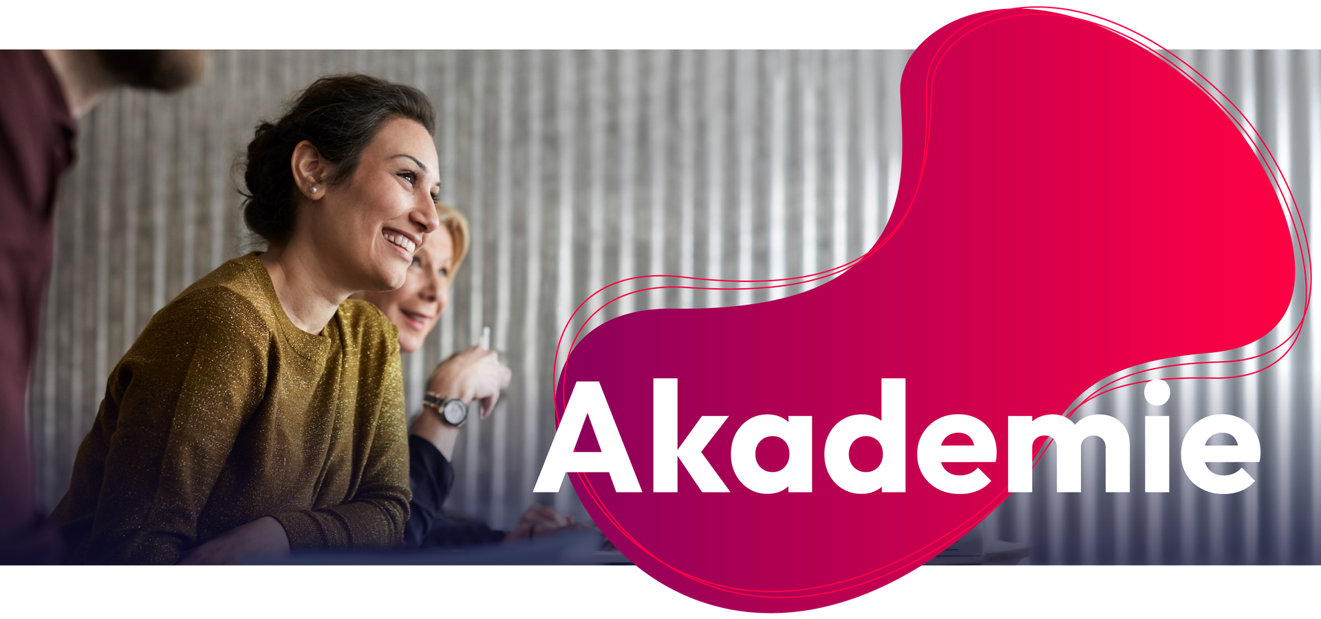 Frau lacht in einem Kurs oder Meeting. Das Wort „Akademie“ steht im Bild.