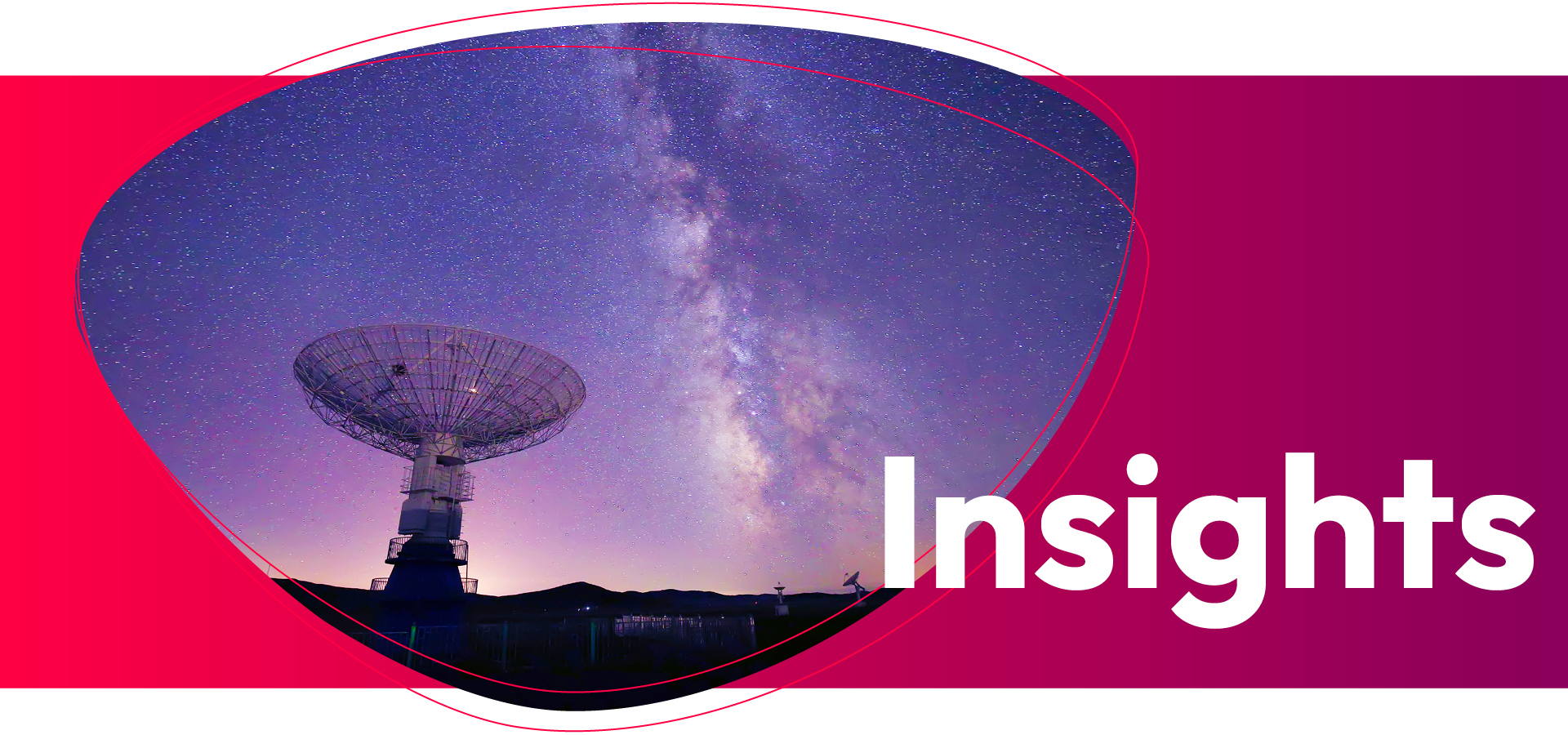 Große Satelliten-Schüssel bei Nacht. Viele Sterne am Himmel. Das Wort „Insights“ steht im Bild.