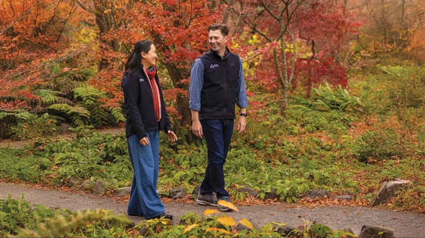 Kathy Izumi ’97 and Chris Oze ’97 walk through a park in Christchurch, New Zealand.