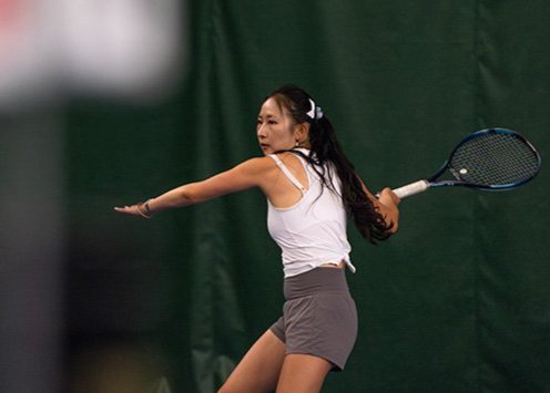 Jin Yu winding up a forehand.