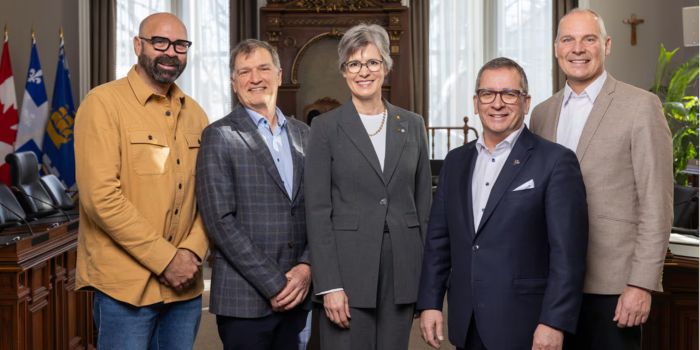 Sophie D'Amours et Charles M. Morin de l'Université Laval ainsi que Mario Girard, délégué du Québec à Tokyo