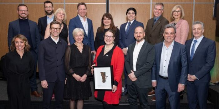 Les professeurs Antoine Allard (au centre) et Laurent Hébert-Dufresne (à gauche) reçoivent leur prix des mains du maire de Québec Bruno Marchand.