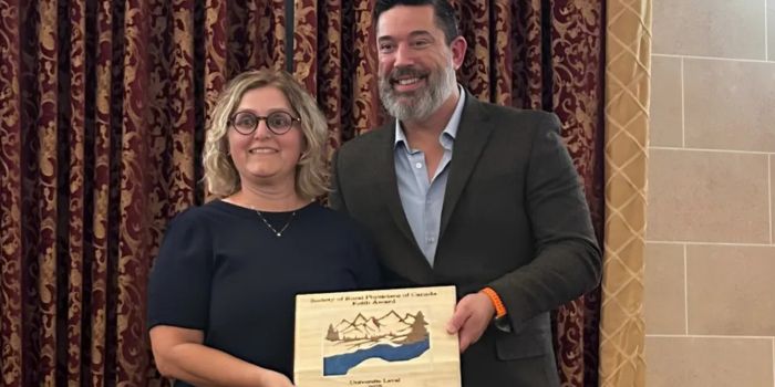 Sonia Sylvain, directrice du Département de médecine de famille et d’urgence de l'Université Laval, reçoit le prix Keith des mains du Dr Gavin Parker, président de la Société de la médecine rurale du Canada