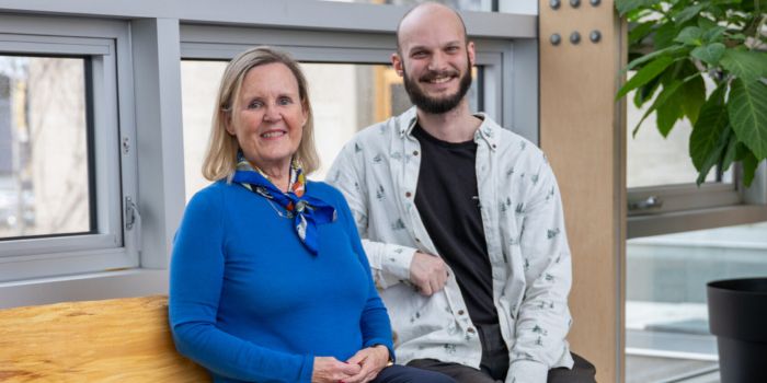 Nathalie Pratte, diplômée et donatrice, et Louis-Vincent Grand’Maison, étudiant à la Faculté de foresterie, de géographie et de géomatique