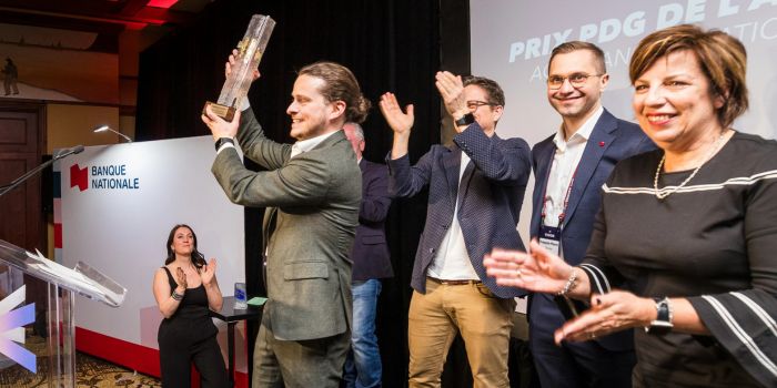 Jonathan Lessard recevant le prix de PDG de l'année AQT lors de la soirée gala organisée dans le cadre de la 24e édition de Vision PDG