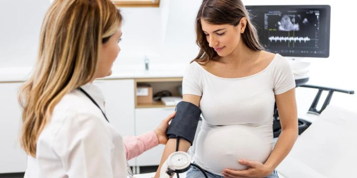 Femme enceinte lors d'un suivi médical